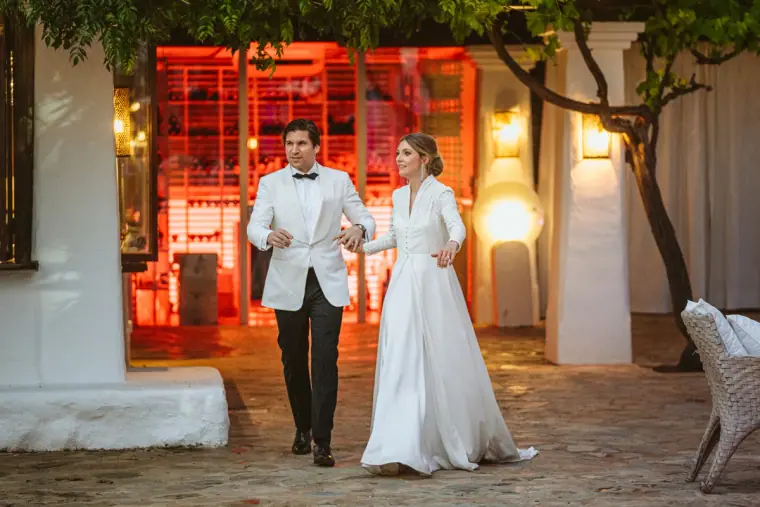 Antonia and Birger walking hand in hand into the evening party at Atzaro