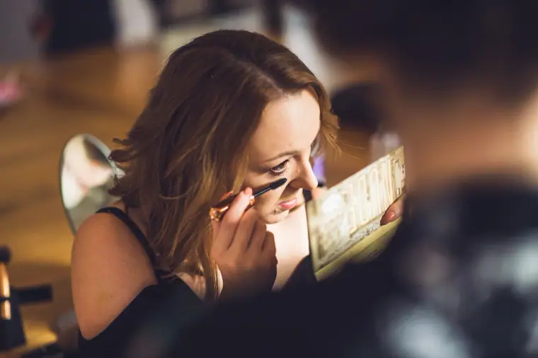 Bridesmaid dabbing her eyes while reading a card on the wedding morning