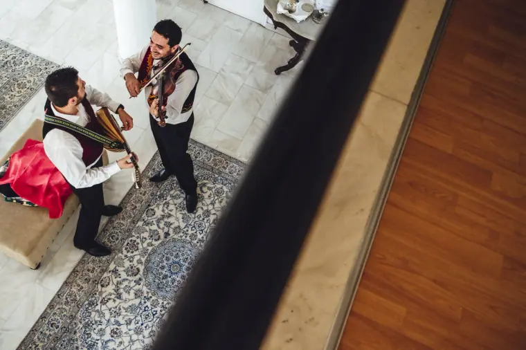 Musicians with violin and lute playing in the groom's home, seen from above